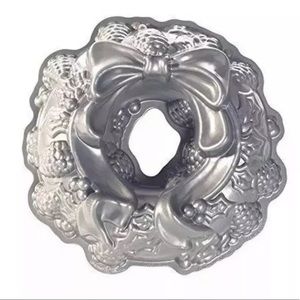 Nordic Ware Holiday Wreath Bundt Cake Pan Platinum
